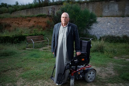 Ahmed Tommouhi, en un parque de Sant Pere de Riudebitlles (Barcelona) a comienzos de mayo.