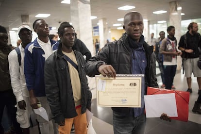 Las autorizaciones para trasladarse de Ceuta a la Península son el bien más preciado para los migrantes que viven en Ceuta. Por su situación irregular no pueden embarcarse en los ferries sin esta autorización que depende de la Policía Nacional. La inmensa mayoría de los permisos se conceden a subsaharianos y, en menor medida, a magrebíes. En la foto, 96 inmigrantes, parte del grupo que asaltó la valla el pasado 26 de julio, antes de embarcar hacía la Península el pasado 15 noviembre.