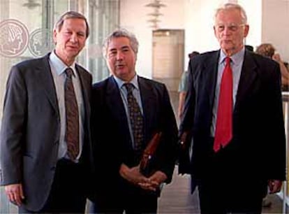 Por la izquierda, Anthony Giddens, Manuel Castells y Alain Touraine, en la Residencia de Estudiantes.