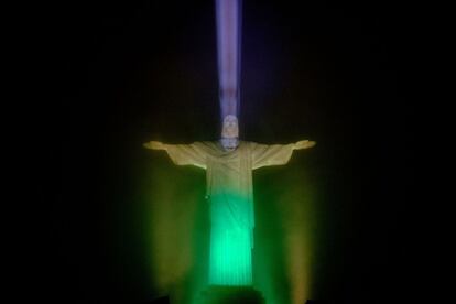 La estatua del Cristo Redentor se ilumina con los colores de la bandera brasileña, para celebrar los 100 días hasta el comienzo de los Juegos Olímpicos de Río 2016.