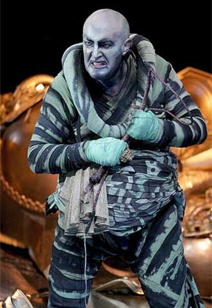 El actor Andrew Shore, como Alberich, durante los ensayos de <i>El oro del Rin,</i> en Bayreuth.