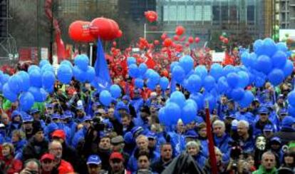 En la imagen, marcha organizada por los principales sindicatos belgas, para protestar contra las medidas de austeridad exigidas por la Comisión Europea para hacer frente a la crisis de la deuda, en el centro de Bruselas, Bélgica. EFE/Archivo