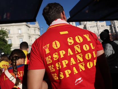 Un aficionado expresa su españolidad en su camiseta durante la celebración de la Eurocopa en Madrid este lunes. 