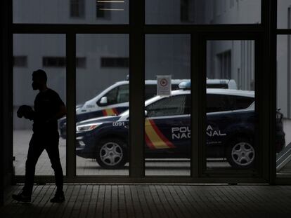 Un agente de policía camina este martes por el cuartel de Lonzas de A Coruña, donde se encuentran detenidos tres jóvenes como presuntos autores de la muerte de Samuel Luiz.