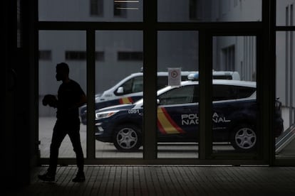 Un agente de policía camina este martes por el cuartel de Lonzas de A Coruña, donde se encuentran detenidos tres jóvenes como presuntos autores de la muerte de Samuel Luiz.