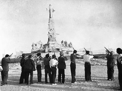Un pelotón de fusilamiento republicano apuntando al Monumento del Sagrado Corazón durante la Guerra Civil Española, agosto de 1936.
