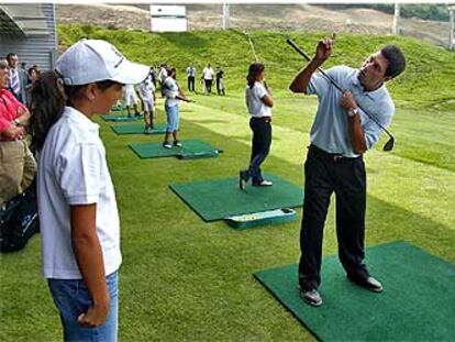 El golfista José María Olazabal inauguró el campo del Club de Golf de Artxanda