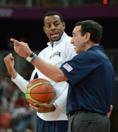 Mike Krzyzewski, a la derecha, da instrucciones en el partido contra Nigeria.