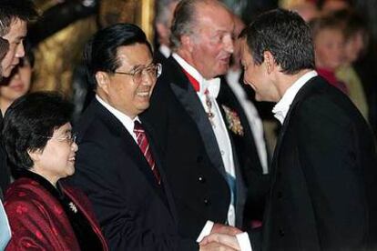 José Luis Rodríguez Zapatero saluda en el Palacio Real al presidente chino, Hu Jintao, en presencia del Rey.