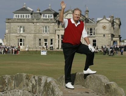 El golfista estadounidense, ganador de 18 'grandes', entre ellos tres Open Championship: 1966, 1970 y 1978, decidió dar su último golpe como profesional en la casa del golf, Saint Andrews, en el Open de 2005. En la imagen, se despide ante miles de aficionados desde el puente de Swilcan.