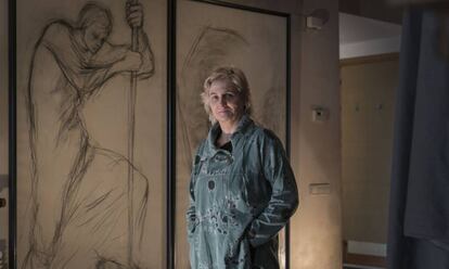 Carina Boronat, davant d'una obra de la seva mare, Montserrat Gudiol, a finals del passat gener, a La Garriga.