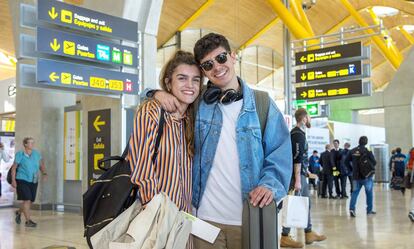 Amaia y Alfred, este jueves en el aeropuerto, antes de partir hacia Lisboa.
