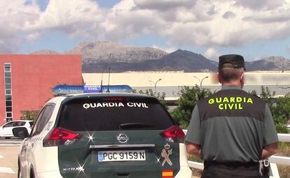 Un vehículo de la Guardia Civil y un agente de espaldas