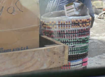 Farmacéutico ambulante cargado de blíster de pastillas en Puerto Príncipe, Haití