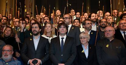 Carles Puigdemont (c), durante el acto con los alcaldes independentistas en Bruselas el 7 de noviembre.