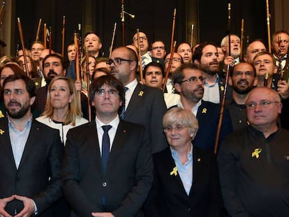 Carles Puigdemont (c), durante el acto con los alcaldes independentistas en Bruselas el 7 de noviembre.