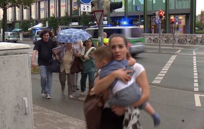 La poblaci&oacute;n se aleja del centro comercial Olympia tras el tiroteo.