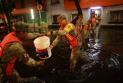 Elementos del Ejército Mexicano realizaron tareas de limpieza en Ciudad de México.