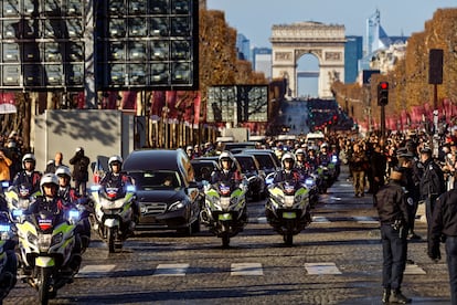 Cortejo fúnebre de Johnny Hallyday, junto a la plaza de la Concordia, en diciembre de 2017 en París.