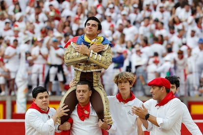 Jesús Enrique Colombo, a hombros tras cortar dos orejas.