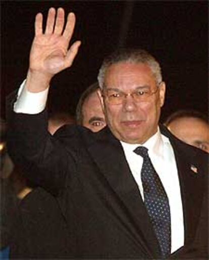 Colin Powell saluda a su llegada anoche a la capital de Georgia, Tbilisi.