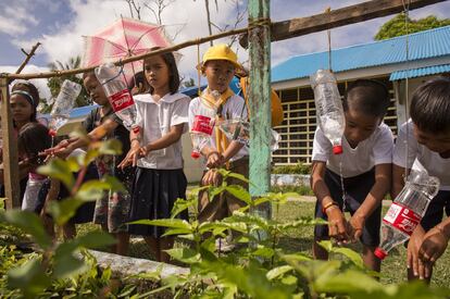 Niños lavándose las manos en el colegio de Basey, en la provincia de Samar.