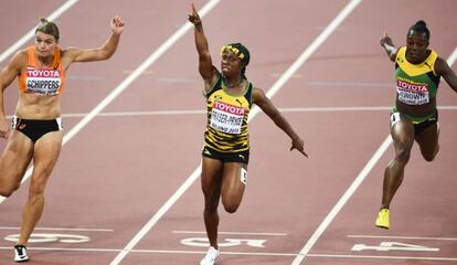 Shelly-Ann Fraser-Pryce, centro, gana el oro en los 100m.