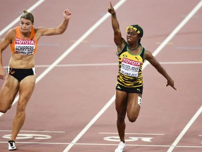 Shelly-Ann Fraser-Pryce, centro, gana el oro en los 100m.