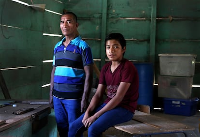 Ervin Lionel Caal Caal, de 14 años, con su padre, en la Escuela Rural Nuevo Sinaí Rubel Santo.