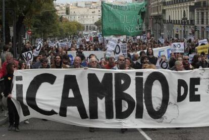 La cabecera de la protesta sube por la calle de Alcalá en su camino hacia la Puerta del Sol, ayer a mediodía.