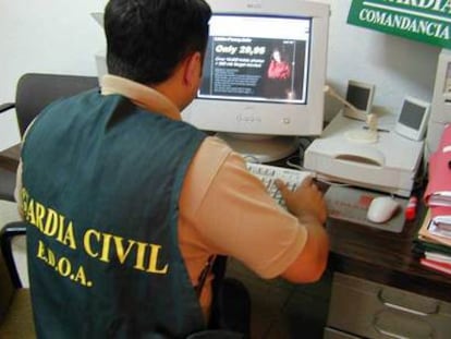 Un agente de la Unidad de Delitos Telemáticos de la Guardia Civil.