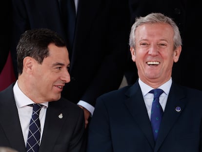 El presidente de la Junta de Andalucía, Juanma Moreno (i), y el de la Xunta de Galicia, Alfonso Rueda (d), posan tras la jura de la Constitución de la princesa Leonor.