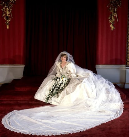 El vestido con el que Diana Spencer pasó a convertirse en princesa ha pasado a la historia por su pomposidad. Para su boda con Carlos de Inglaterra, el 29 de julio de 1981, escogió un vestido de David y Elizabeth Emanuel, hecho con seda, tafetán y 10.000 perlas.