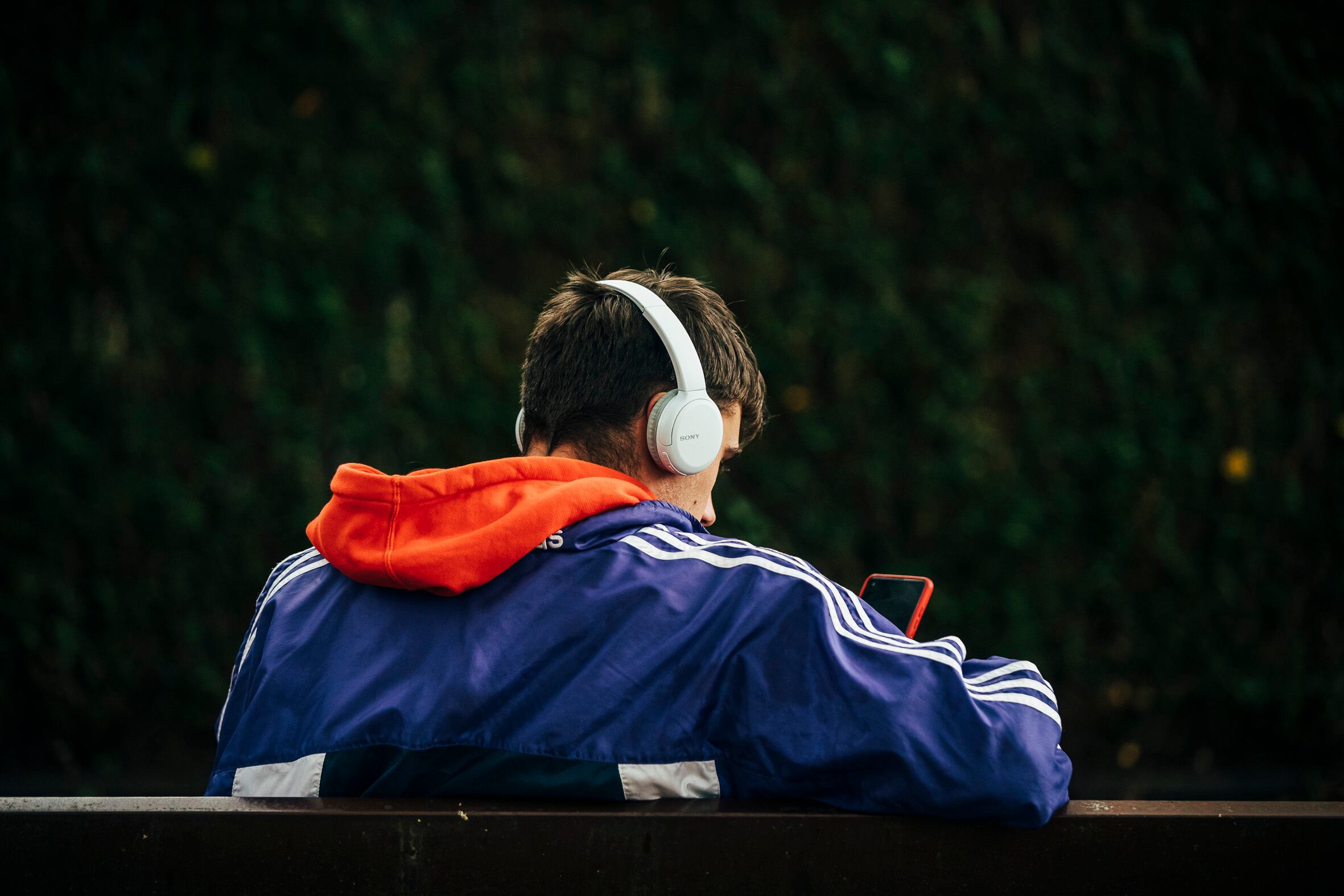 Un joven con auriculares, este martes.