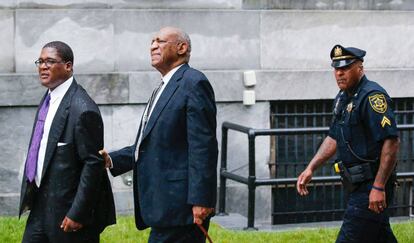 Bill Cosby, a la salida de la corte del condado de Montgomery.