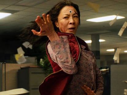 Michelle Yeoh en 'Todo a la vez en todas partes'. En el vídeo, tráiler de la película.