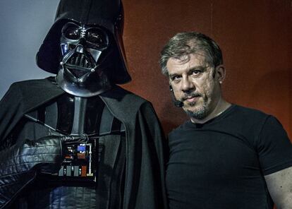 Salvador Larroca junto a su nuevo retoño en viñetas: Darth Vader.