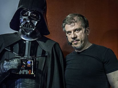 Salvador Larroca junto a su nuevo reto&ntilde;o en vi&ntilde;etas: Darth Vader. 