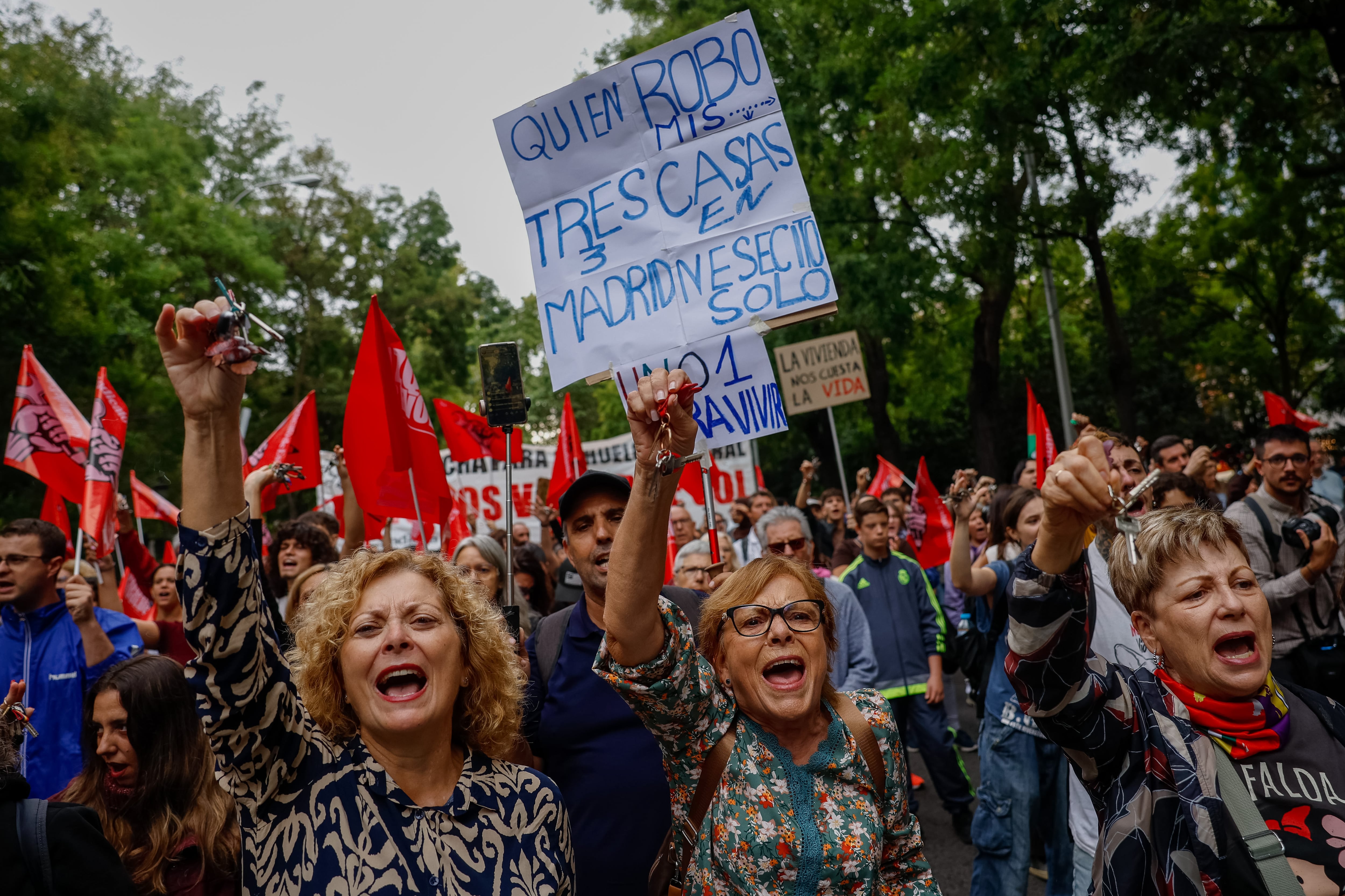 Las manifestaciones por la vivienda recorren Madrid y varias ciudades españolas, en imágenes
