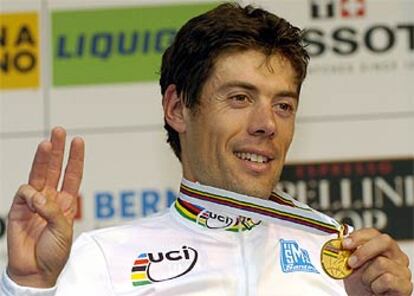 Óscar Freire muestra, orgulloso, la medalla de oro en el podio y cuenta con sus dedos sus tres tìtulos mundiales.