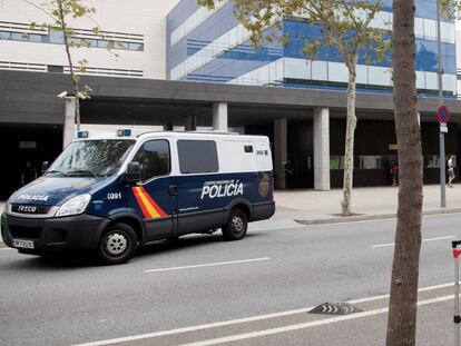 Un furgón de la Policía Nacional sale de dependencias judiciales.