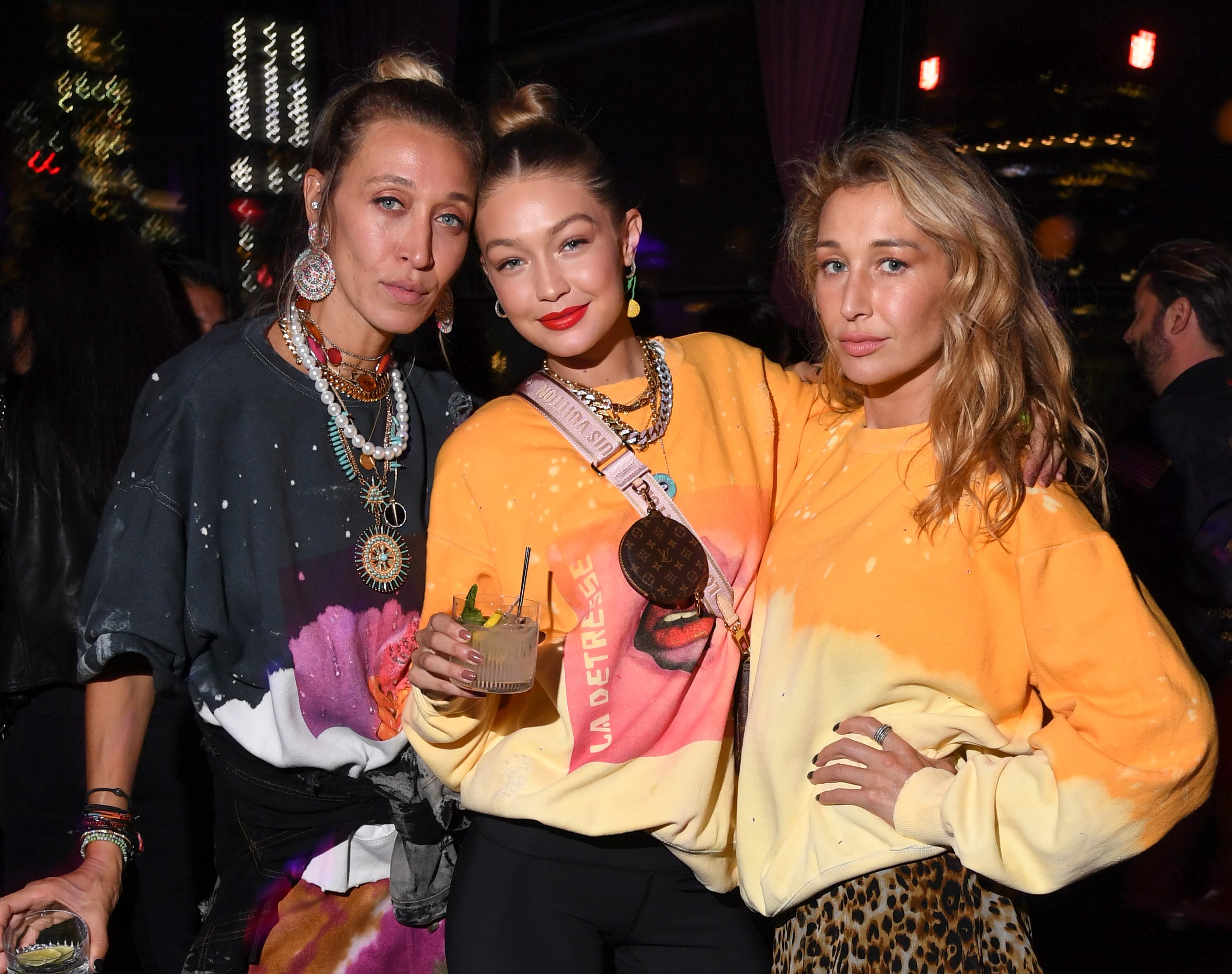 Alana Hadid, Gigi Hadid y Marielle Hadid en una fiesta en septiembre de 2019. Alana y Marielle son fruto del matrimonio de Mohamed Hadid (padre también de Gigi) con Mary Butler. La madre de Gigi es Yolanda van den Herik.