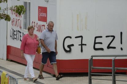 Pintadas contra la cumbre del G7 en las inmediaciones de uno de los pasos fronterizos entre España y Francia, en Gipuzkoa.