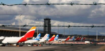 Aviones de Iberia y Air Europa tras una alambrada del aeropuerto de Madrid-Barajas.