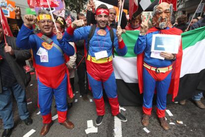 Empleados de Nueva Rumasa que pidieron ayer, por las calles de Madrid, la defensa de los puestos de trabajo en el grupo.