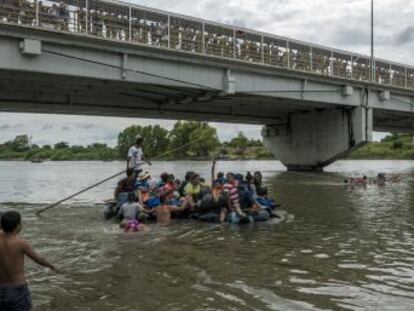 Unos 3.000 centroamericanos aguardan en la frontera el permiso de las autoridades mexicanas. Algunos cruzan el río Suchiate en balsas para seguir su camino hacia EE UU
