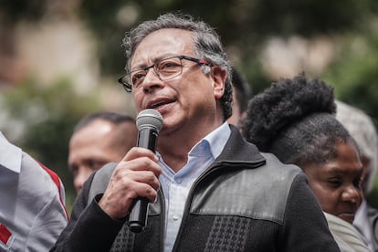 El presidente colombiano Gustavo Petro da un discurso durante la manifestación masiva que apoya sus reformas políticas