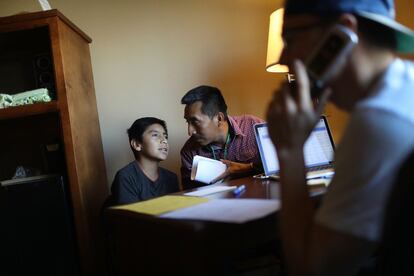 René conversa con su hijo Óscar en un centro de acogida después de su reunificación en El Paso, Texas.