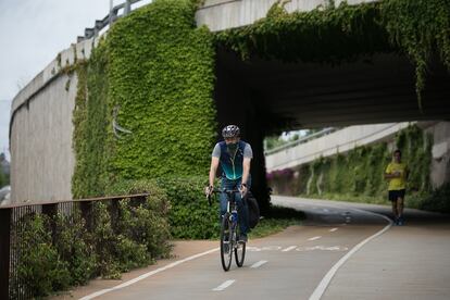 El carril bici que une la Diagonal de Barcelona con Esplugues de Llobregat, este viernes.