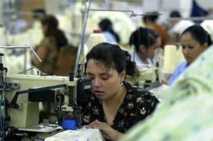 Trabajadoras de una fábrica textil en El Salvador que surte a unos grandes almacenes de EE UU.